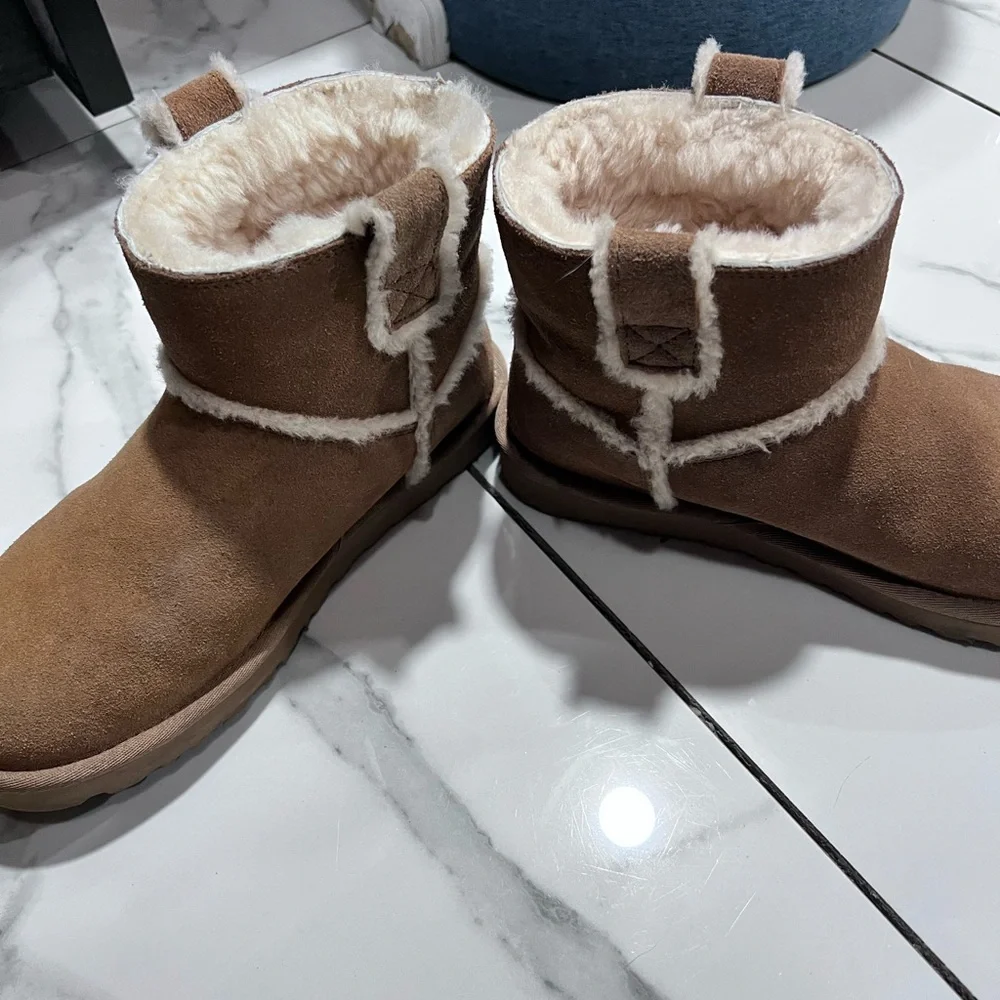 UGG Tan Ankle Boots with Cream Fur Lining - Picture 4 of 5